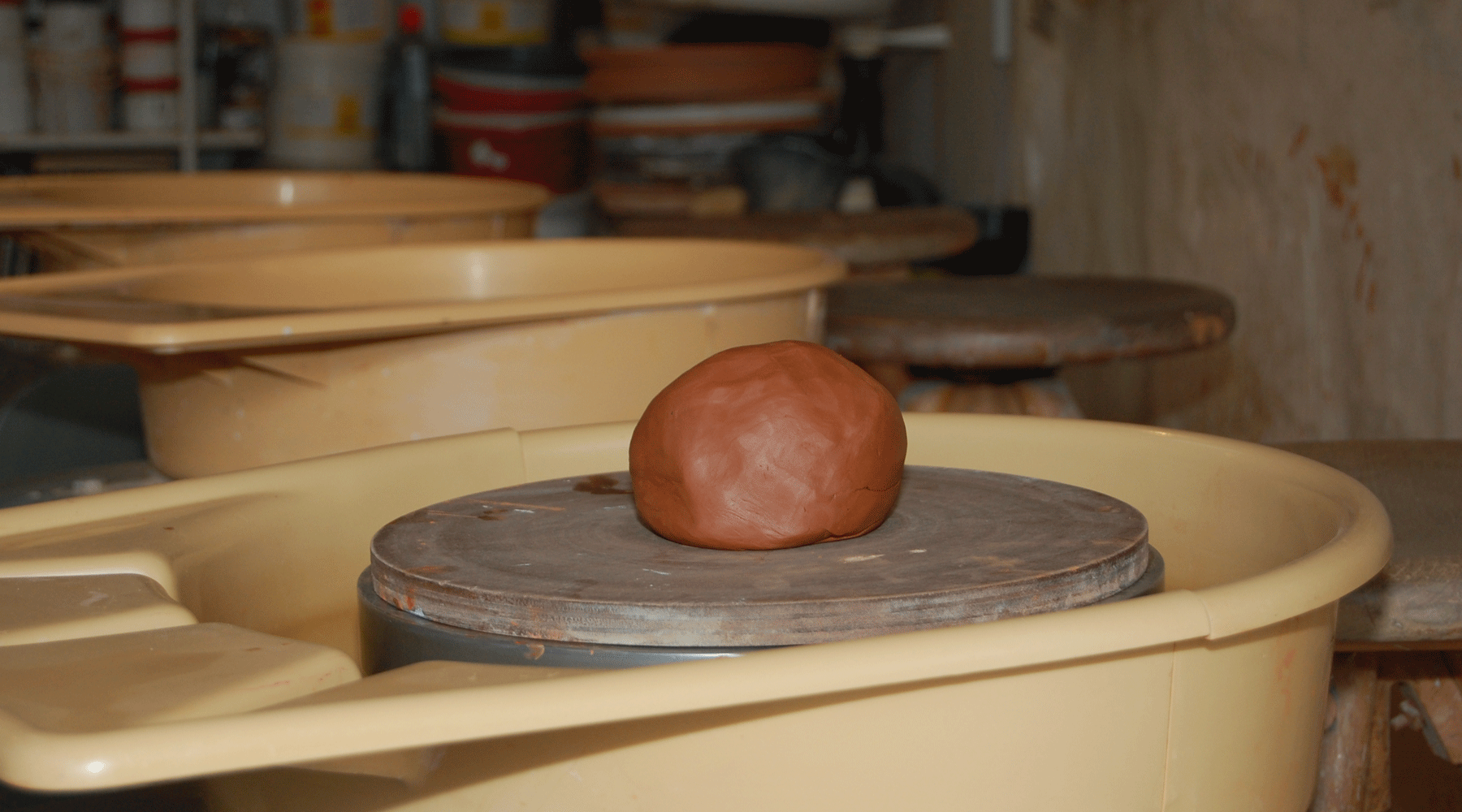 Une boule de terre sur un tour de potier